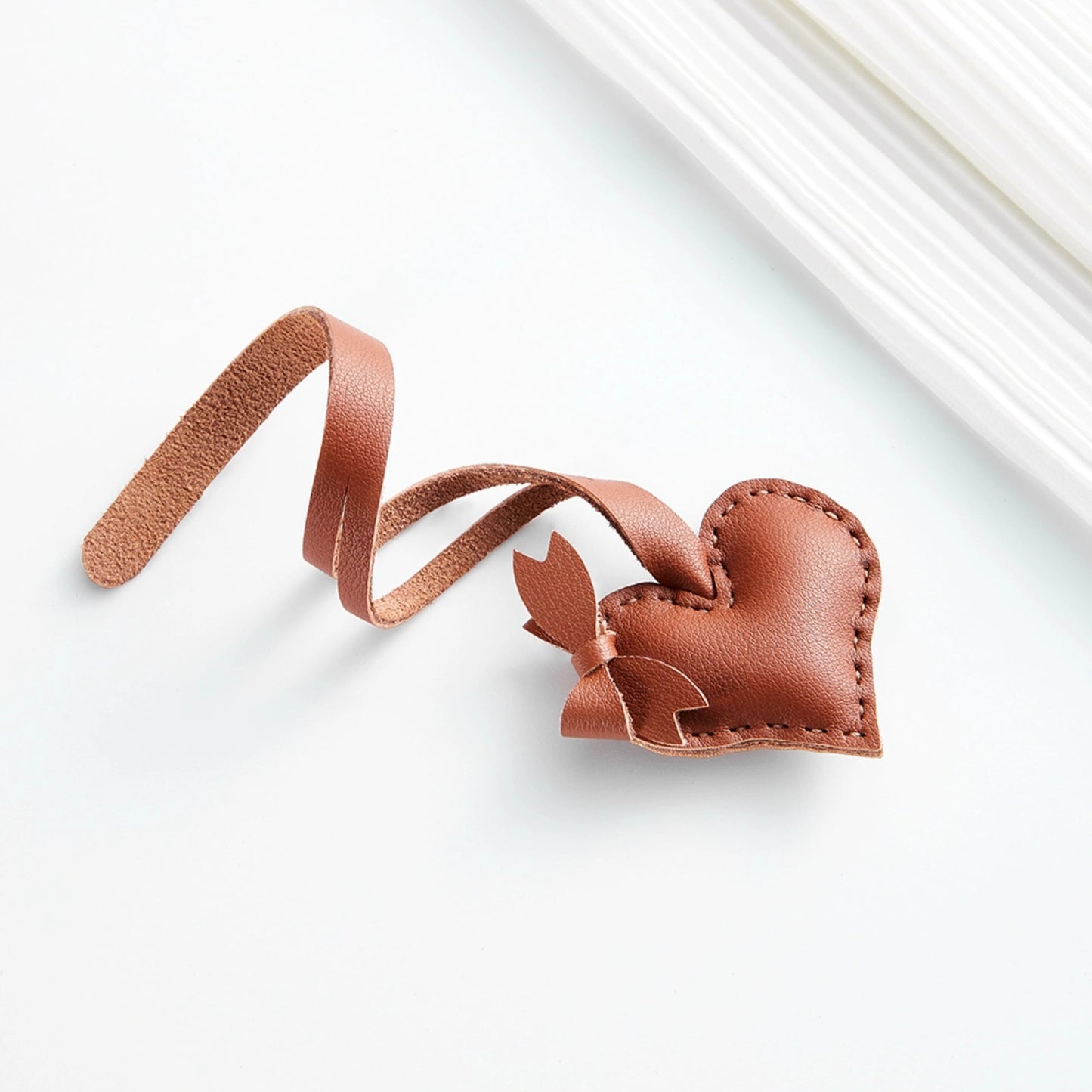 Heart-shaped Pendant Genuine Leather Keychain Bag Backpack Accessory for Women, Exquisite and Elegant Small Decorative Pendant