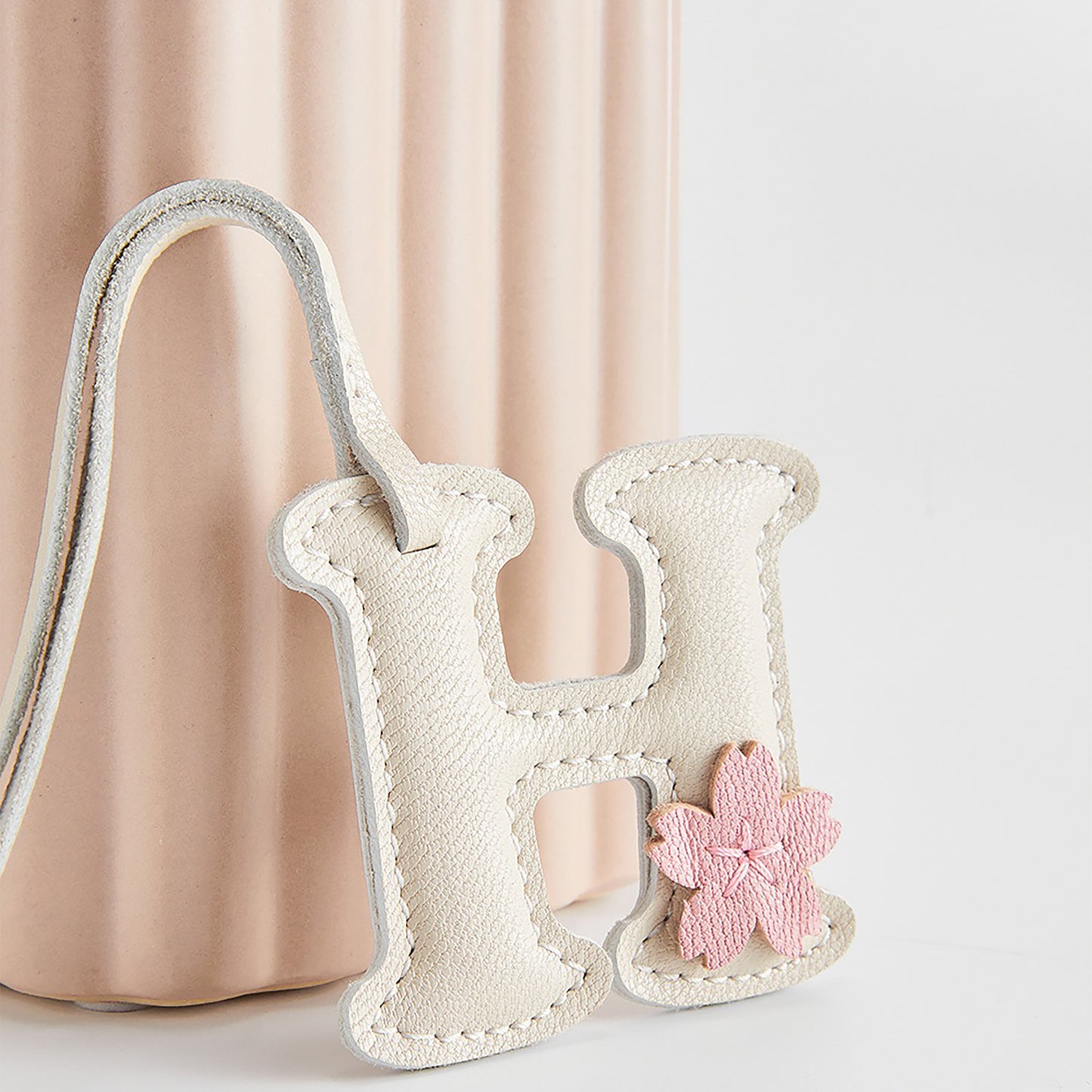 Leather Alphabet Pendant Keychain, Cute and Elegant Car Accessories, Exquisite DIY Gift Pendant