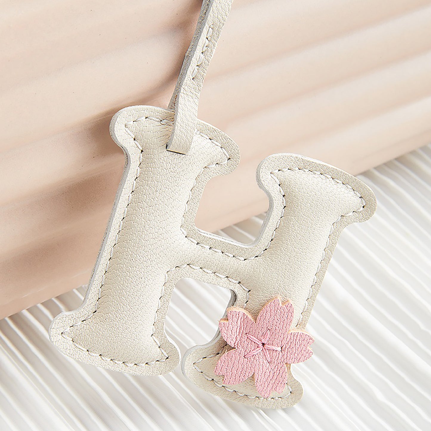 Leather Alphabet Pendant Keychain, Cute and Elegant Car Accessories, Exquisite DIY Gift Pendant