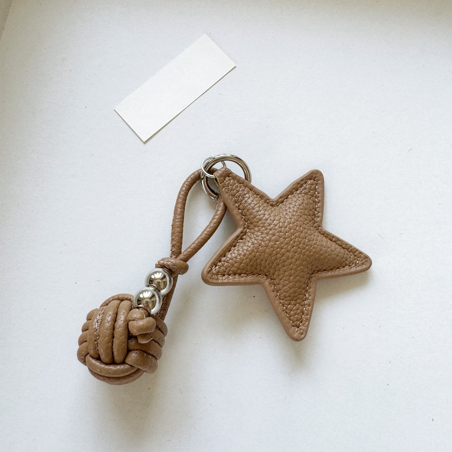 Star-shaped bag charm, genuine leather pom-pom keychain, fashionable and versatile bag accessory