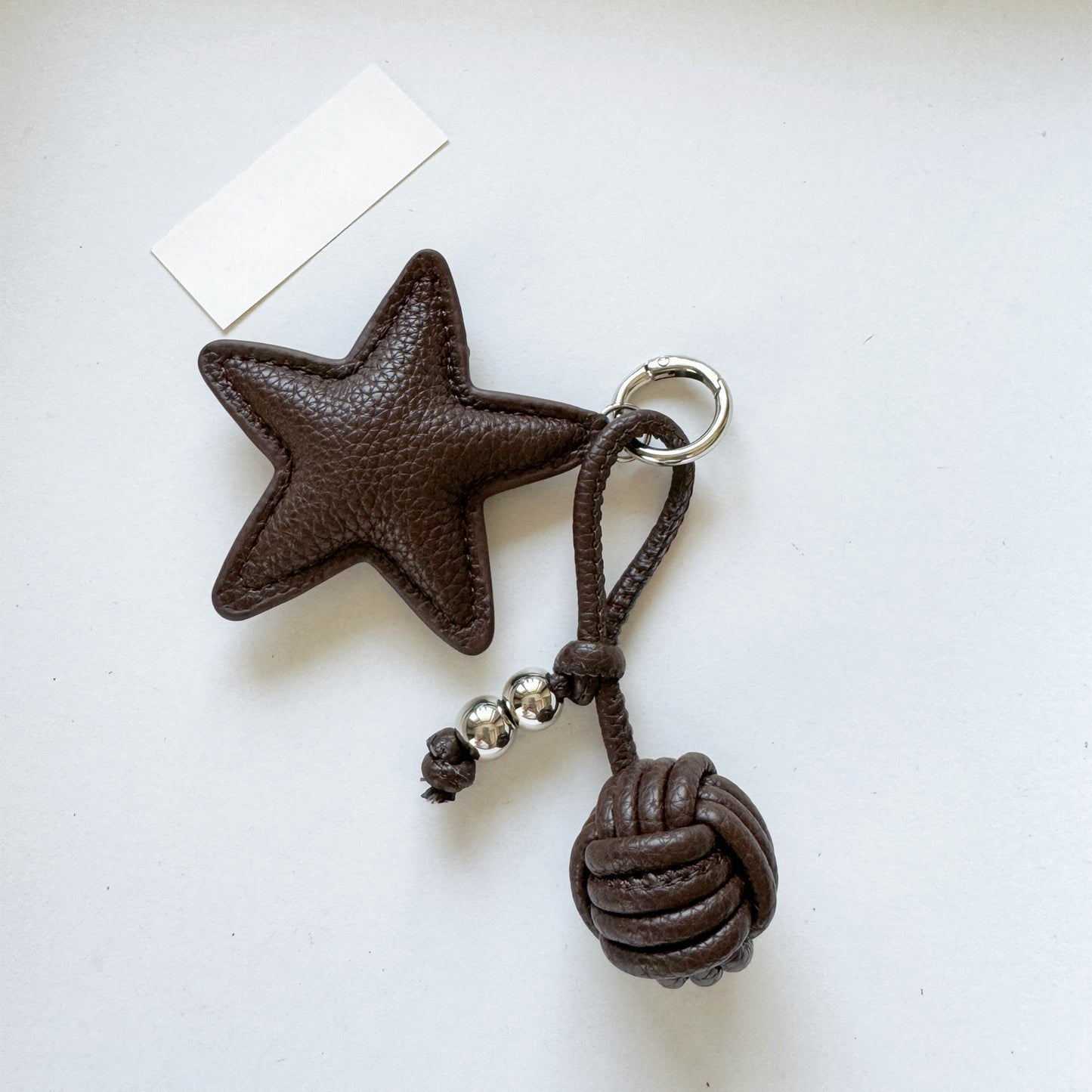 Star-shaped bag charm, genuine leather pom-pom keychain, fashionable and versatile bag accessory