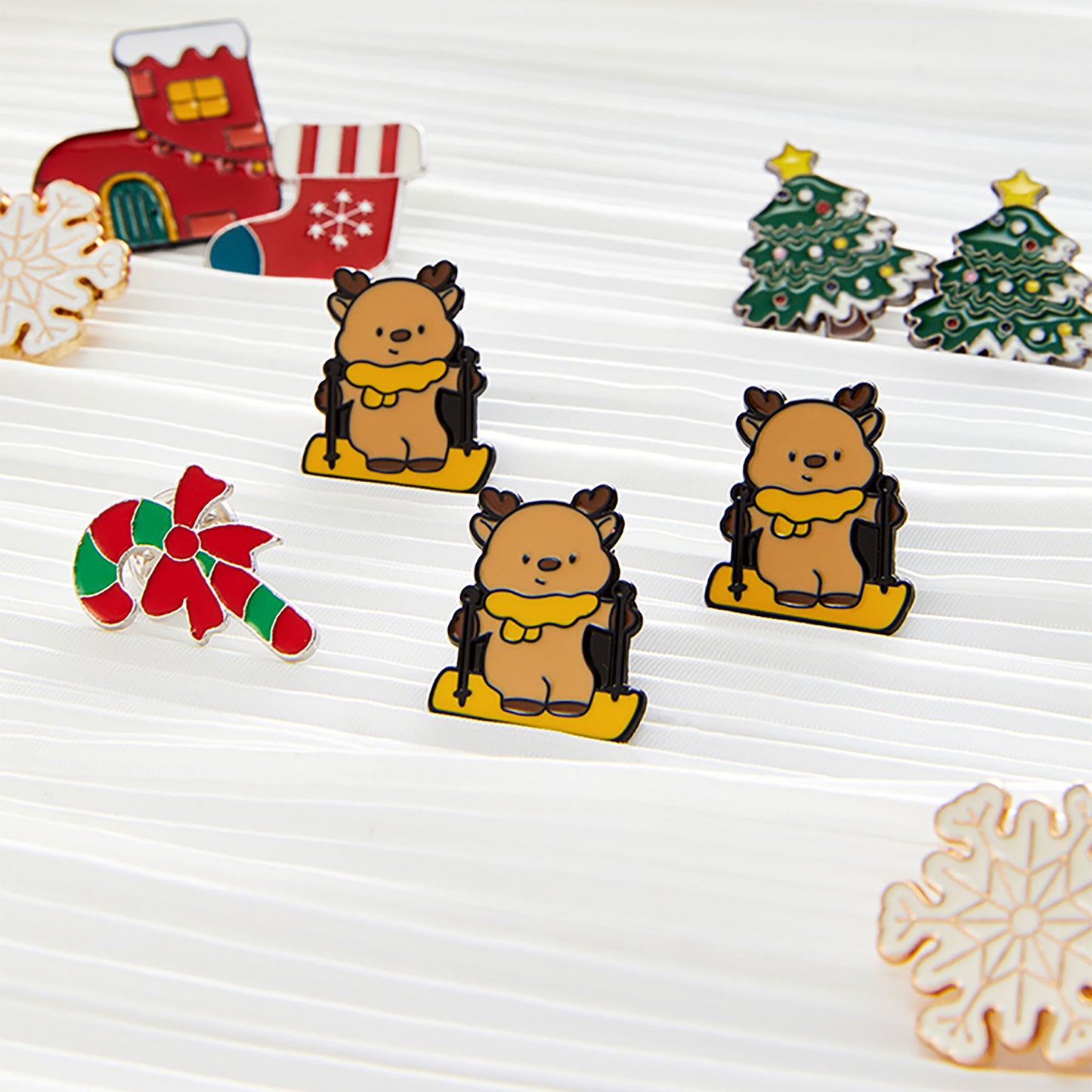 Christmas Creative Brooches – Reindeer, Snowman, Christmas Tree, Stocking, and Gift Pin Badges, Perfect for Clothing & Backpack Accessories