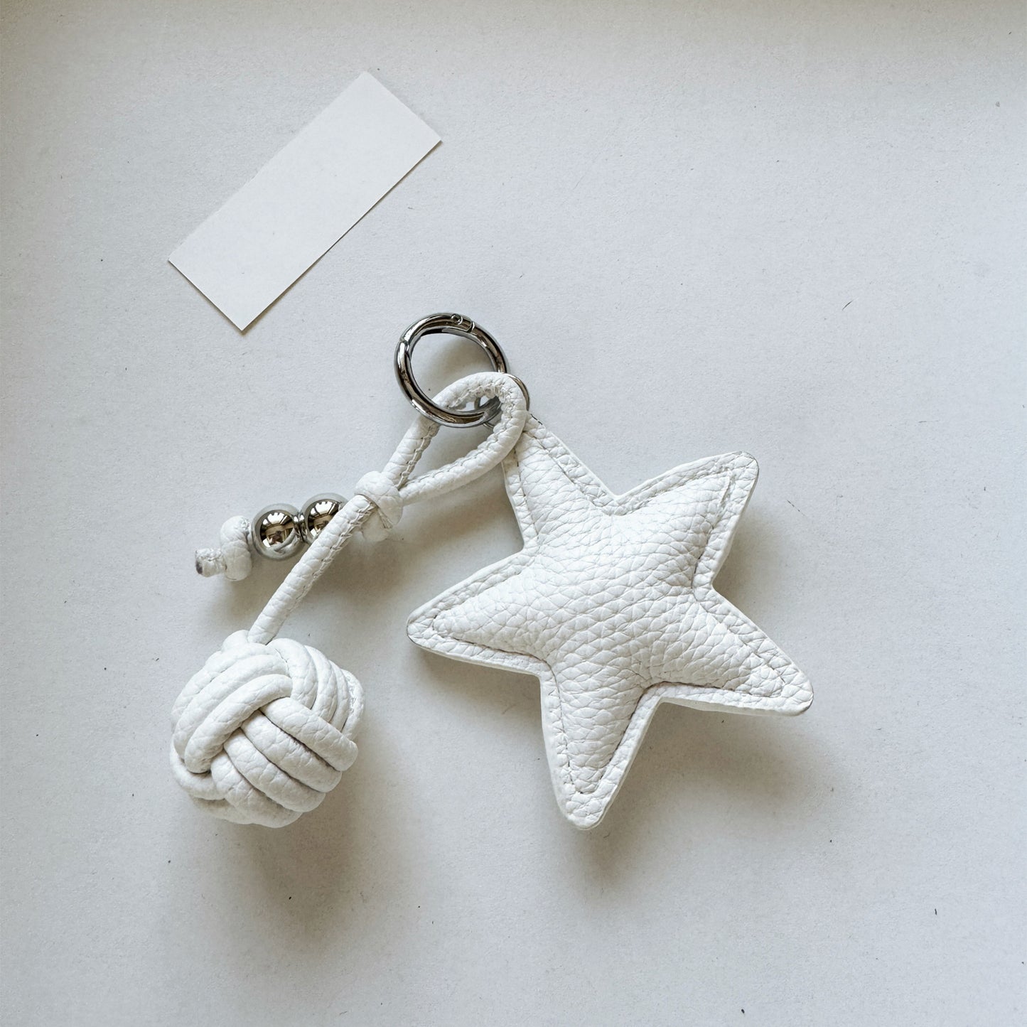 Star-shaped bag charm, genuine leather pom-pom keychain, fashionable and versatile bag accessory
